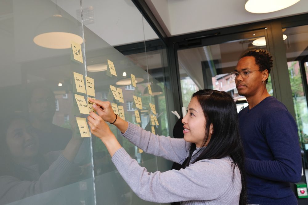 two people using post-it notes